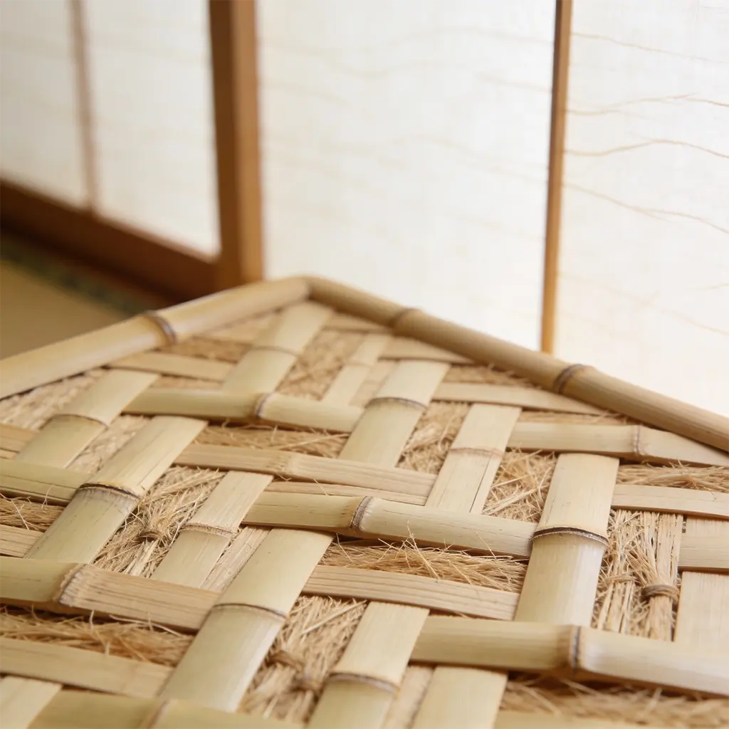 Bambou naturel tressé dans un intérieur japonais pour un article Maison Takehana sur la matière de silence et le design durable