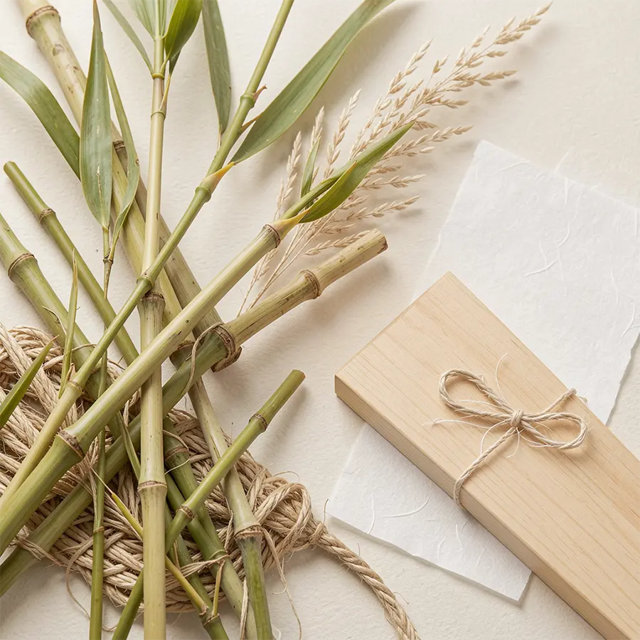 Composition de ressources naturelles Maison Takehana avec bambou vert, corde végétale, papier washi et bois clair