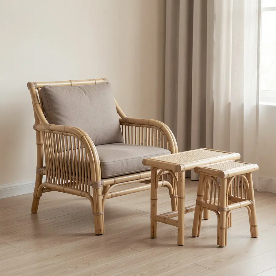Fauteuil bas Maison Takehana en bambou avec petites tables assorties dans un intérieur clair