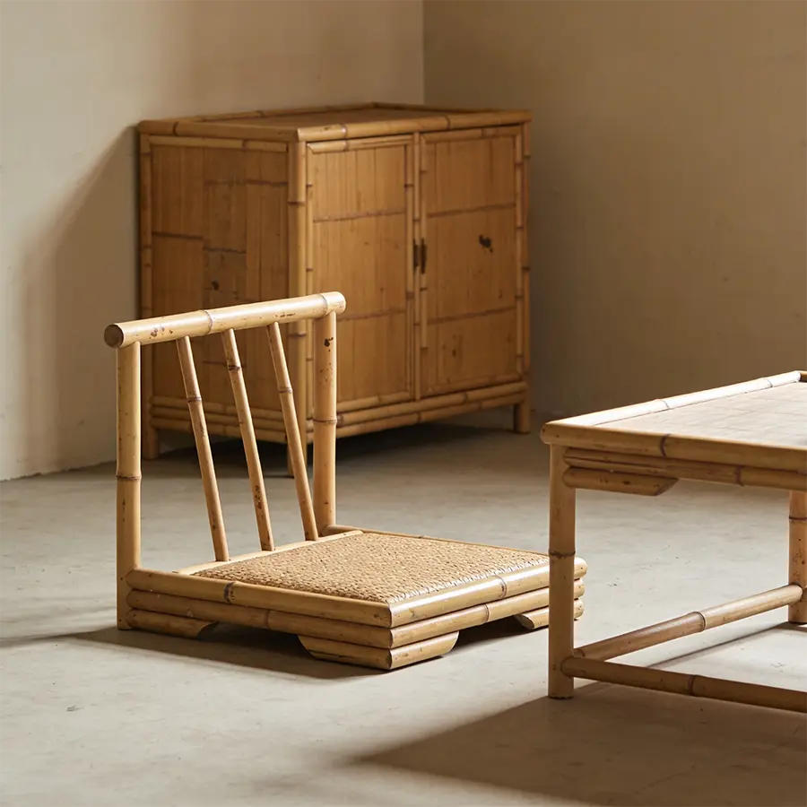 Chaise basse Maison Takehana en bambou et tressage avec table basse dans un intérieur japonais